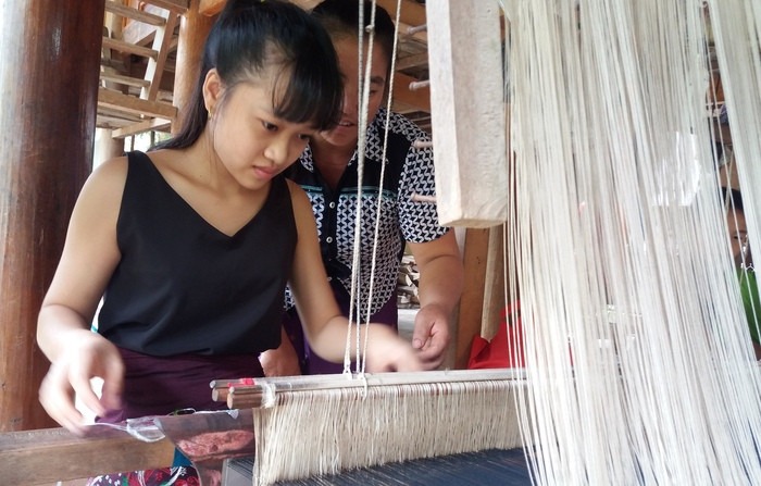 Với thời gian 60 ngày các học viên được giới thiệu về nghề dệt thổ cẩm, kỹ thuật nuôi và chăm sóc tằm, kỹ thuật nhuộm tơ, sợi, và phương pháp dệt các loại hoa văn trên sản phẩm.