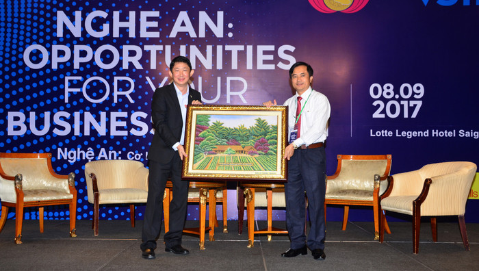 Phó Chủ tịch UBND tỉnh Lê Ngọc Hoa tặng quà cho ông Anthony Tan - Tổng giám đốc VSIP Nghệ An. Ảnh: Thành Duy