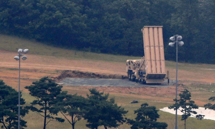Hệ thống phòng thủ tên lửa của Mỹ THAAD được triển khai tại một sân gôn ở Seongju, Hàn Quốc hồi tháng 6. Ảnh: AP