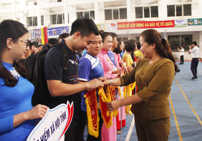 Đồng chí Nguyễn Thị Thu Hường tặng hoa cho các vận động viên tham dự giải. Ảnh: Cảnh Nam