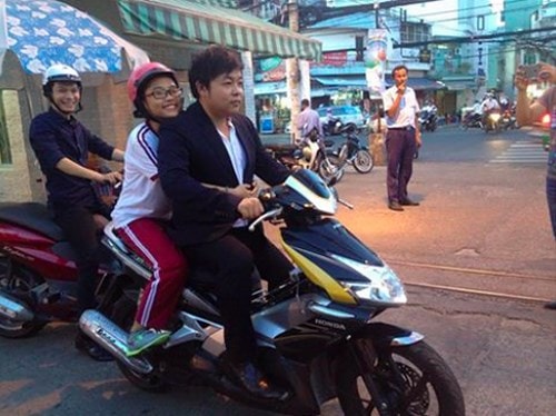 Ca sĩ Quang Lê từng bị chỉ trích vì không đội mũ bảo hiểm khi tham gia giao thông.