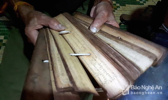 Bộ sách cổ có hơn 150 trang. Ảnh: Hữu Vi