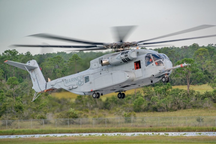 CH-53K King Stallion có chiều dài 30,2m, chiều cao 8,4m, đường kính cánh quạt 24m.