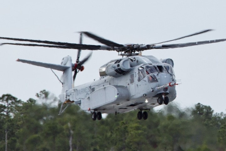 Cánh quạt mới của CH-53K King Stallion được làm bằng composite giúp tăng cường độ bền và khó bị gãy ngay cả khi bị đạn xuyên giáp đâm trúng.
