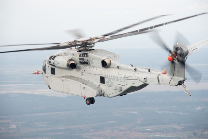 Không chỉ có khả năng chuyển quân, CH-53K King Stallion còn có thể cẩu trực thăng hạng trung, hoặc các máy bay tiêm kích hạng nhẹ để cơ động di chuyển mỗi khi cần thiết.