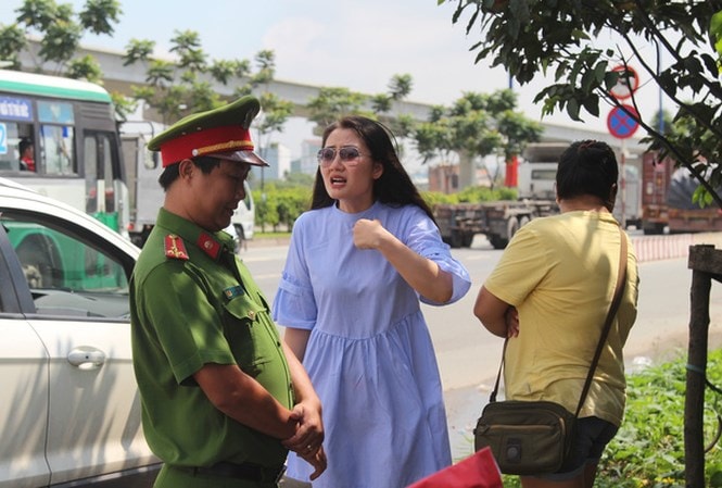 Diễn viên Ngọc Lan đôi co với CSGT.