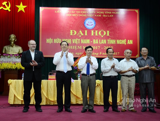 Trao Kỷ niệm chương của Hội hữu nghị Việt Nam- Ba Lan Việt Nam cho các đại biểu. Ảnh Thanh Lê