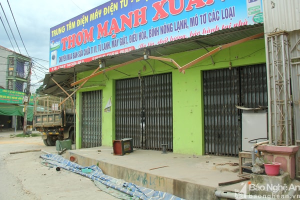 Ngôi nhà cũng là cửa hàng bán tạp hóa của bà Oanh đóng cửa suốt nhiều ngày qua. Ảnh. Tiến Hùng.