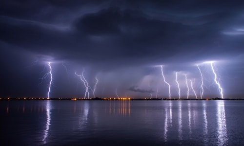 Trời nhiều sấm sét hơn do khí thải từ các hoạt động của con người. Ảnh: Farmers' Almanac.