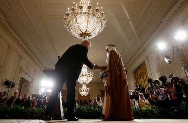 Tổng thống Donald Trump (L) bắt tay với Emir của Kuwait Sabah Al-Ahmad Al-Jaber Al-Sabah trong một cuộc họp báo chung tại Phòng Đông của Nhà Trắng ở Washington.