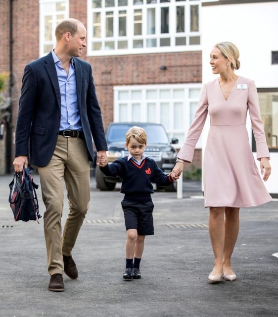 Hoàng tử William nắm tay Hoàng tử George khi ông đến trường vào ngày đầu tiên tại trường Thomas ở Battersea, London. REUTERS / Richard Pohle / Bể bơi