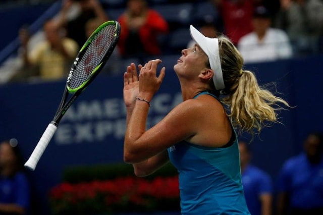 CoCo Vandeweghe của Hoa Kỳ tổ chức lễ kỷ niệm sau khi đánh bại Karolina Pliskova của Cộng hòa Séc trong trận tứ kết giải Úc mở rộng. 