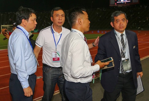 Ngay lập tức, quan chức AFC triệu tập ông Quốc Tuấn và ông Hoài Anh để giải quyết vụ việc. Ảnh: Internet