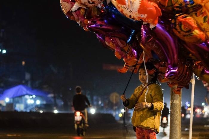 Cô bé bán hàng rong. Ảnh: Lê Thắng