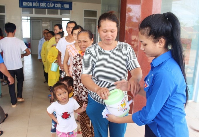 Bệnh nhân xếp hàng chờ đến lượt nhận cháo. Ảnh: Thái Trường