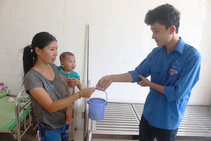 Đoàn viên thanh niên đem cháo đến tận phòng bệnh cho các đối tượng bệnh nhân là người già, trẻ em. Ảnh: Thái Trường