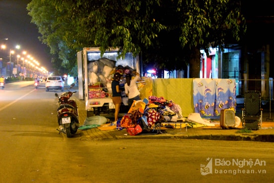 Thời gian qua, xuất hiện rất nhiều xe bán hàng lưu động với các mặt hàng giảm giá. Chủ các gian hàng này ngang nhiên tập kết hàng và bày bán công khai ngay trên vỉa hè. Trong hình: Bán chăn màn gối ngay trên vỉa hè đường Lê Duẩn vào ban đêm. Ảnh: Quang An.