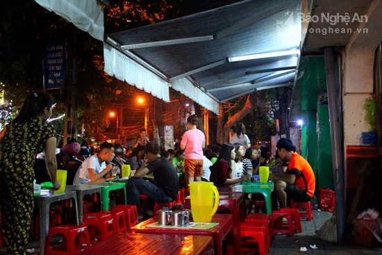 Đường Nguyễn Văn Trỗi tập trung nhiều quán chè, ăn vặt do gần với Đại học Vinh. Vào tuổi tối, các cửa hàng này bày bàn ghế trên toàn bộ vỉa hè, thu hút rất nhiều sinh viên. Ảnh: Quang An