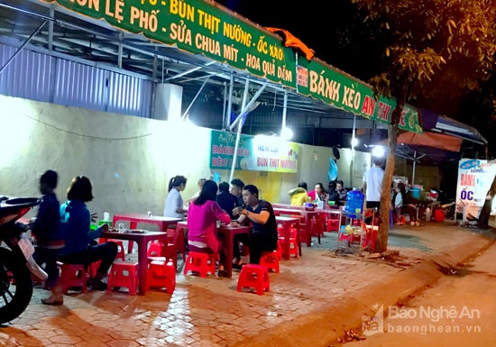 Các quán ăn đêm cũng ngang nhiên kinh doanh trên vỉa hè nhưng không bị nhắc nhở, xử lý. Ảnh : Quang An
