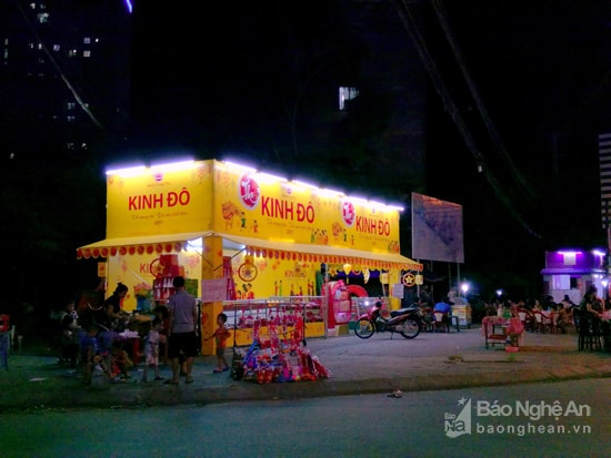 Do gần đến Tết Trung Thu, nhiều gian hàng bán bánh trung thu mọc lên khắp nơi và hầu hết đều chiếm dụng vỉa hè làm nơi kinh doanh cả ngày lẫn đêm. Trong ảnh: Kinh doanh bánh trung thu tại đường Lê Hồng Phong. Ảnh: Quang An