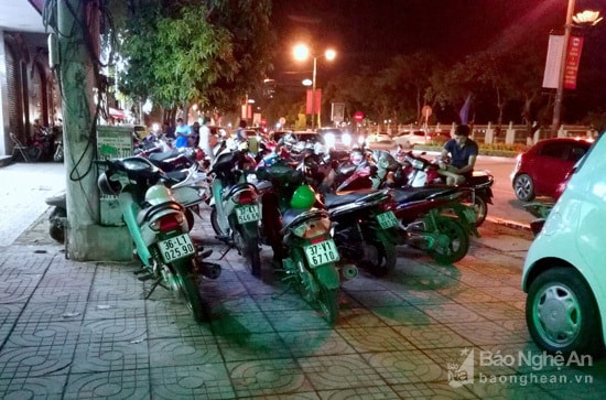 Đường Trần Phú có nhiều shop quần áo thời trang hiện đang giảm giá, thu hút khách nên vỉa hè cũng bị chiếm dụng làm nơi để xe tràn lan. Ảnh: Quang An