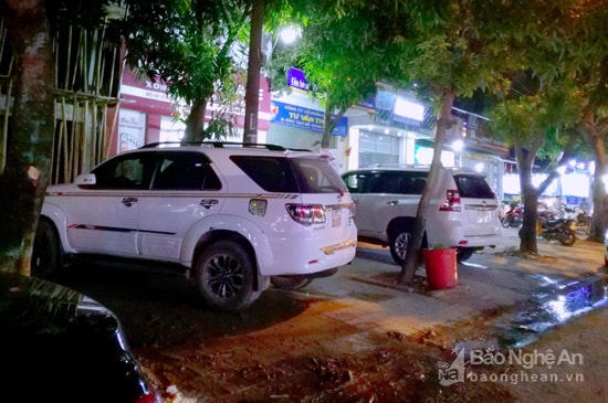 Các “chỗ trống” vào ban đêm tại vỉa hè đường Lê Hồng Phong cũng được nhiều ô tô lấp kín. Ảnh : Quang An