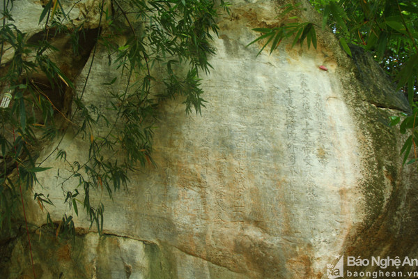 Bia Ma Nhai được khắc vào đá núi từ thế kỷ 14. Ảnh. Tiến Hùng.