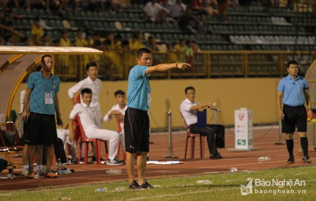 HLV Chu Đình Nghiêm chỉ đạo các cầu thủ chơi áp sát trong phần cuối trận đấu. Ảnh: Hoài Hoan
