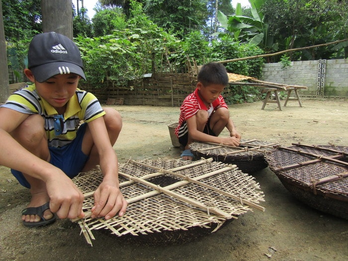  Những chiếc thúng được đan bằng tre, bằng nứa, là vật dụng quen thuộc của các gia đình miền núi được các em “chế” thành những chiếc bẫy cá.