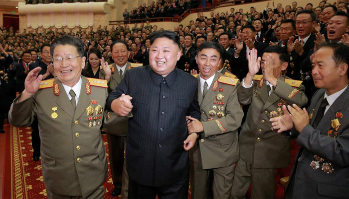 Lãnh đạo Kim Jong Un cùng các nhà khoa học hàng đầu Triều Tiên - Ảnh: KCNA