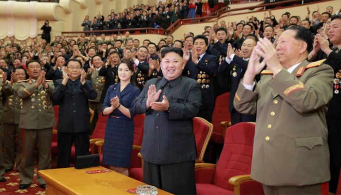 Lãnh đạo Kim Jong Un vỗ tay trong buổi tiệc - Ảnh: KCNA