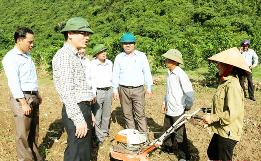 Lãnh đạo huyện Anh Sơn đi cơ sở, nắm bắt tâm tư, nguyện vọng của nhân dân. Ảnh tư liệu