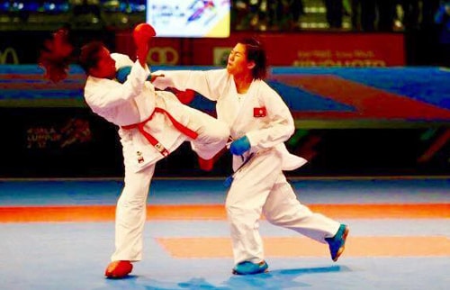 Nguyễn Thị Ngoan (găng xanh) tạo cột mốc lịch sử cho karatedo Việt Nam.