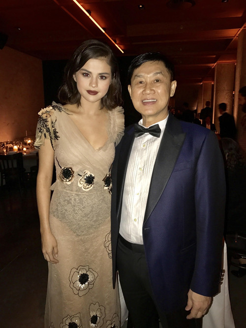 vo-chong-cuu-dien-vien-thuy-tien-du-tiec-cung-selena-gomez-5