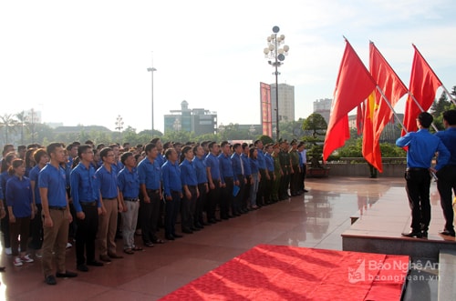 Đoàn đại biểu làm Lễ chào cờ tại Quảng trường Hồ Chí Minh. Tham dự Lễ phát động có đại diện lãnh đạo các các Ban xây dựng Đảng Tỉnh ủy; Ban An toàn giao thông tỉnh; cán bộ cốt cán Tỉnh đoàn, Thành đoàn Vinh và Đoàn các trường cao đẳng, đại học trên địa bàn TP. Vinh cùng 300 ĐVTN. Ảnh: Hoài Thu