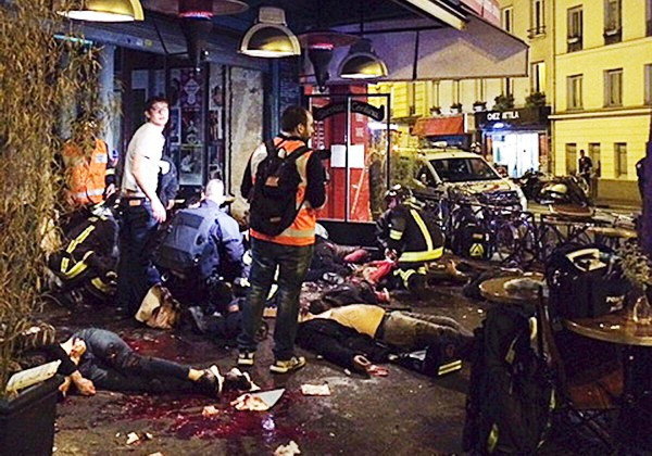 Khoảng 4h30 sáng ngày 14/11/2015 (21h30 ngày 13/11 giờ Paris) hàng loạt vụ nổ súng, đánh bom liều chết tại nhiều địa điểm đã xảy ra ở Paris, Pháp trong đó có 3 vụ nổ được nghe thấy ở gần sân vận động Stade de France... Các nguồn tin ban đầu của cảnh sát Pháp cho biết, đã có ít nhất 8 kẻ tấn công tham gia vào hàng loạt vụ xả súng, đánh bom tự sát tại 7 địa điểm khác nhau trong lòng thành phố Paris. Đầu tiên là vụ tấn công vào 2 nhà hàng Le Petit Cambodge và Le Carillon cùng nằm trên phố Bichat. Tiếp theo đó là các vụ tấn công xảy ra trên đại lộ Beaumarchais, đường Rue de Charonne, Avenue de le Republique và đại lộ Voltaire.