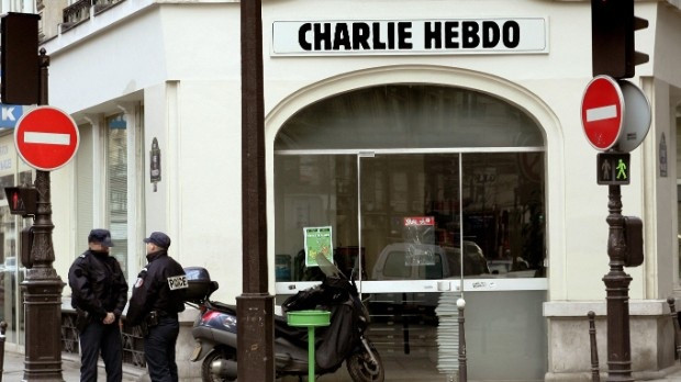 tháng 1/2015, Cherif Kouachi (trái) 32 tuổi và anh trai Said, 34 tuổi, cầm súng tiểu liên xông vào tòa soạn của tạp chí Charlie Hebdo của Pháp và xả đạn giết chết 12 người. Đây được coi là một trong những vụ khủng bố tồi tệ nhất lịch sử Pháp.
