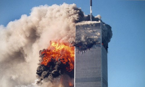 Ngày 11/9/2001, vụ khủng bố tồi tệ nhất lịch sử Mỹ đã xảy ra khiến thế giới bàng hoàng. Theo ước tính, tổng số nạn nhân ở thành phố New York thiệt mạng trong vụ khủng bố trên lên đến 2.977 người. Tổ chức khủng bố Al-Qaeda của Osama bin Laden là hung thủ gây ra tội ác kinh hoàng này.