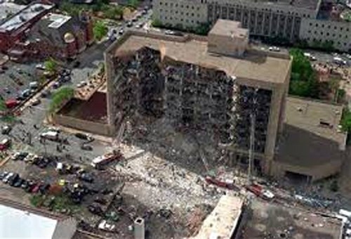 Sáng ngày 19/4/1995, thành phố Oklahoma, Mỹ rung chuyển bởi vụ đánh bom kinh hoàng. Kẻ đánh bom Timothy James McVeigh đã cho chiếc xe tải phát nổ khiến 1/3 tòa nhà P. Murrah Alfred 7 tầng bị phá hủy. Vụ đánh bom kinh hoàng trên đã làm 168 người thiệt mạng và hơn 500 người bị thương.
