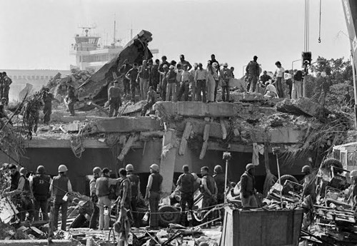 Ngày 23/10/1983, phong trào Hồi giáo vũ trang Hezollah được cho là đã thực hiện vụ đánh bom liều chết khi cho xe tải chứa thuốc nổ lao vào một doanh trại thủy quân lục chiến Mỹ ở gần sân bay Beirut (Lebanon). Vụ việc khiến 241 binh sỹ Mỹ thiệt mạng và 122 người khác bị thương. Đây là một trong những vụ tấn công đẫm máu nhất nhằm vào Mỹ.