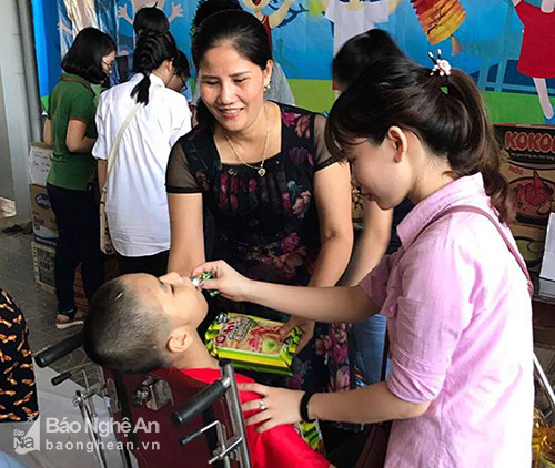 Chị Trần Thị Thu, hiện đang công tác tại trường Y Khoa Vinh và là một trong những chủ nhiệm đứng ra tổ chức “Vầng trăng yêu thương” cho hay, chương trình được triển khai từ cách đây hơn 10 ngày. Nhờ các mạnh thường quân cũng như sự ủng hộ nhiệt tình của các bạn thành viên, chương trình đã trao 10 triệu đồng cũng như gần 20 triệu tiền quà bao gồm các nhu yếu phẩm dành tặng cho các em bé ở trung tâm. 