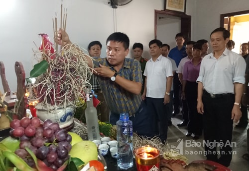 Đồng chí Hoàng Phú Hiền chủ tịch UBND thị xã  dâng nén hương thơm lên anh linh Chủ tịch Hồ Chí Minh. Ảnh Quang Huy