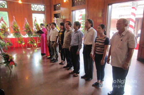 Đoàn đại biểu Huyện ủy Thanh Chương tưởng niệm Bác Hồ tại Khu Di tích Kim Liên, Nam Đàn. Ảnh: Võ Văn Hải
