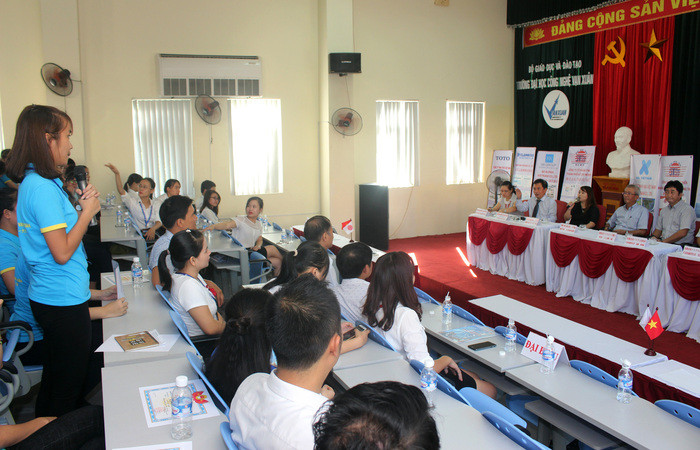 Đại diện lãnh đạo nhà trường, các doanh nghiệp Nhật Bản đối thoại với tân sinh viên. Ảnh: Đinh Nguyệt