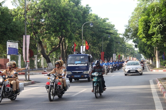 Đoàn viên thanh niên TP Vinh tham gia giễu hành tuyên truyền việc chấp hành pháp luật giao thông năm 2017. Ảnh: Hoài Thu