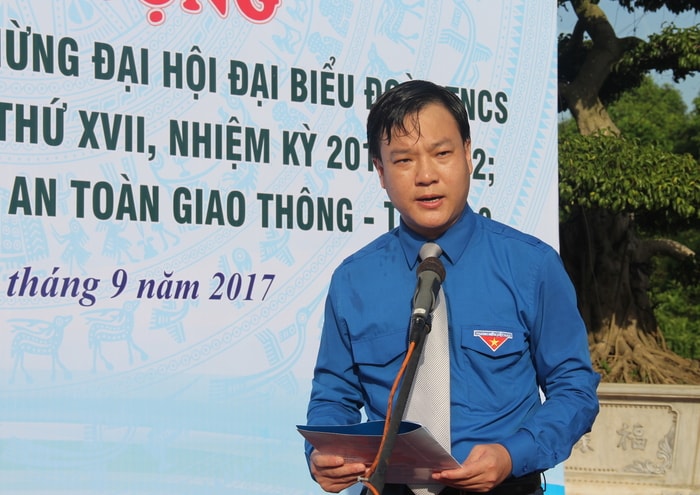 Bí thư Tỉnh Đoàn Phạm Tuấn Vinh phát động các hoạt động chào mừng Đại hội đoàn toàn tỉnh và Hưởng ứng Tháng an toàn giao thông 2017. Ảnh: Hoài Thu