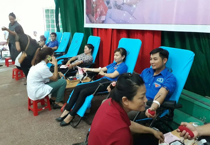 Anh Vi Văn Quang (ngồi ngoài cùng, bên phải) trong một lần hiến máu. Ảnh: Thái Hiền