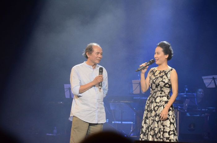 Nhạc sỹ Nguyễn Trọng Tạo và nhạc sỹ Giáng Son cùng chia sẻ trên sân khấu về ca khúc chung của 2 người. Ảnh: Dân Trảo Nha
