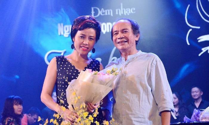 Doanh nhân Phan Ngọc Minh lê chúc mừng nhà thơ- nhạc sỹ Nguyễn Trọng Tạo. Ảnh: Dân Trảo Nha