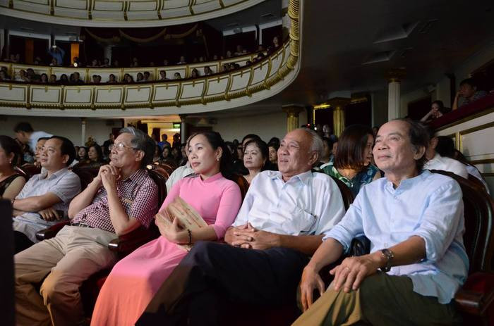 Gương mặt những người bạn, người em quê hương xứ Nghệ ra tham dự đêm nhạc của nhạc sỹ Nguyễn Trọng Tạo. Ảnh: Dân Trảo Nha
